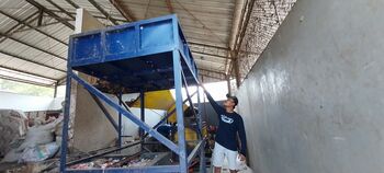 Direktur BUMDes Murakabi, Desa Gondosari, Kecamatan Gebog, Kabupaten Kudus Bambang Supriyanto memperlihatkan mesin pengolah sampah yang mampu menampung 3 ton hingga 6 ton per hari. 
