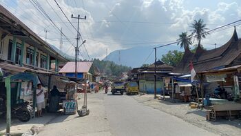 BUMnag Rangkiang Ameh berada di  jalan raya Pasar Paninggahan, Nagari Paninggahan, Kecamatan Junjung Sirih, Solok. 