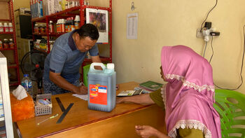 Warga tengah membeli pupuk cair di toko saprodi milik BUMDes Bina Usaha, Desa Daenaa, Gorontalo. 