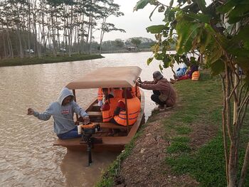 Wisata perahu menjadi wahana yang paling ditunggu masyarakat untuk menikmati kawasan telaga ini. 