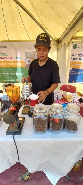 Syaiful Muad, barista dari BUMDes Japan, membikin kopi untuk pengunjung pada gelar Gebyar UMKM Kudus, September 2023 lalu. 