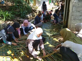 Kegiatan merawat selokan bisa berdampak pada kelestarian lingkungan dan menambah nilai ekonomis masyarakat Desa Kluncing, Banyuwangi. 