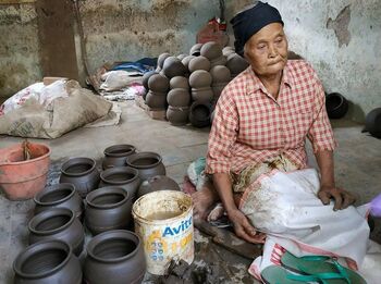 Perajin lanjut usia masih produktif membuat aneka bentuk gerabah sebagai penambah penghasilan ekonomi keluarga.