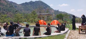 Para mahasiswa Universitas Muria Kudus (UMK) berkemah ria di Rahtawood Camping Ground, Desa Rahtawu, Kecamatan Dawe, Kabupaten Kudus