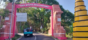 Gerbang "Tugu Wisata Desa Rahtawu" menandai kawasan desa, sekaligus sebagai ikon desa wisata ini.