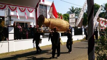 Salah satu bentuk kerajinan dari bambu yang dikerjakan oleh warga Desa Cibuluh, Kabupaten Subang untuk meramaikan pengembangan desa wisata. 