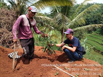 Penanaman durian dilakukan bersama warga untuk meningkatkan ekonomi desa. 