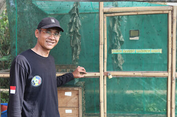 Asep Saefuloh mendirikan usaha budidaya maggot bersama kelompoknya di Kabupaten Bandung Barat untuk turut mengelola sampah organik dan bisa berdampak secara ekonomi bagi warga desanya. 