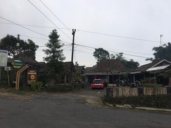 Kopi Balerante menjadi suguhan lokal yang nikmat saat berada di puncak Gunung Merapi. 