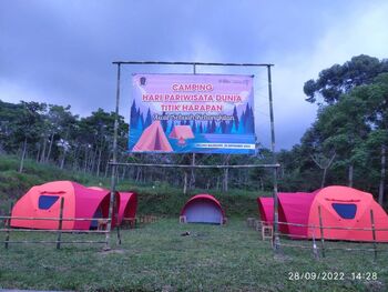 Warga lokal melalui BUMDes Giri Lodji terlibat dalam mengelola seluruh area kawasan wisata.