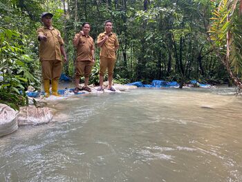 Warga membuat bendungan air untuk menyuplai tenaga mikro hidro dan menjawab kebutuhan listrik komunitas. 