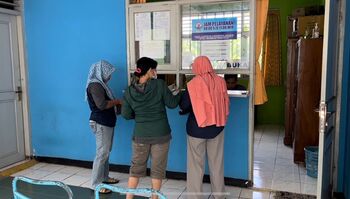 Warga membayar iuran langganan air bersih di loket yang dikelola oleh BUMDes Karangrejek, Gunungkidul. 