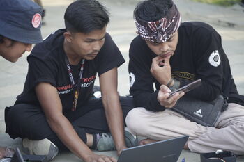 Anak-anak muda peserta Sekolah Internet Komunitas yang datang dari berbagai daerah di Indonesia belajar bersama di event Rural ICT Camp 2024 di Ujung Genteng, Sukabumi, Jawa Barat. 