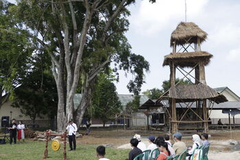 Menara bambu internet berdiri di Desa Pangumbahan, Ujung Genteng, Sukabumi untuk membangun konektifitas internet di wilayah pesisir. 