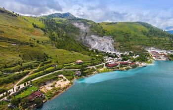 Kabupaten Samosir memiliki lanskap keindahan Danau Toba yang mendunia. Menjadi destinasi wisatawan lokal maupun internasional untuk melihat langsung keajaiban jejak vulkanologi dan keragaman budaya Batak. 