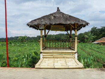 Saung pinggir jalan Desa Cikaso menjadi area tempat istirahat bagi para pengunjung ke desa ini. 