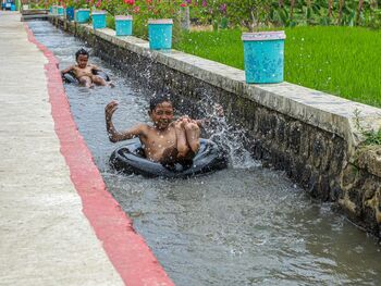 Wisata air menjadi arena yang digemari oleh anak-anak saat berkunjung ke Desa Cikaso. 