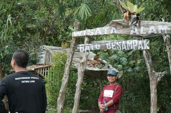 Rino, Ketua LPHD Manjau sedang menemani para wisatawan mengunjungi wisata alam yang terhubung langsung ke Gua Maria. Setiap akhir pekan ada kunjungan ke wisata alam yang dikelola oleh LPHD Manjau dan puncaknya pada hari keagamaan yang mengunjungi Gua Maria untuk beribadah. 