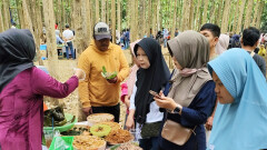 Dari Nasi Jagung hingga Koin Kayu: Pasar Sarwono Merayakan Kenangan dan Memperkuat Ekonomi Desa